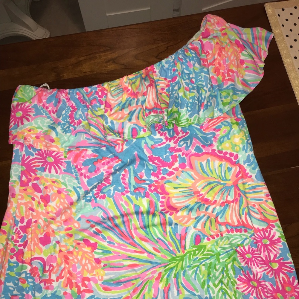 Lilly Pulitzer one sleeved T-shirt